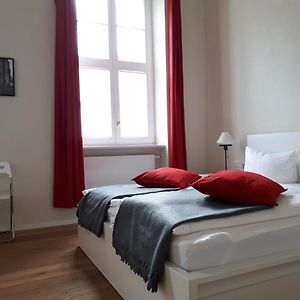 Zimmer mit Kingsize-Bett im Nebengebäude